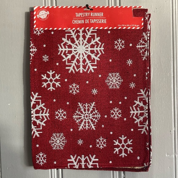 Other - NWT Beautiful Red & White Snowflakes ❄️ Holiday Tapestry Table Runner 70x13